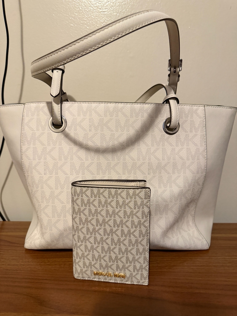 Michael Kors White Walsh  Signature Tote with Matching Wallet Set